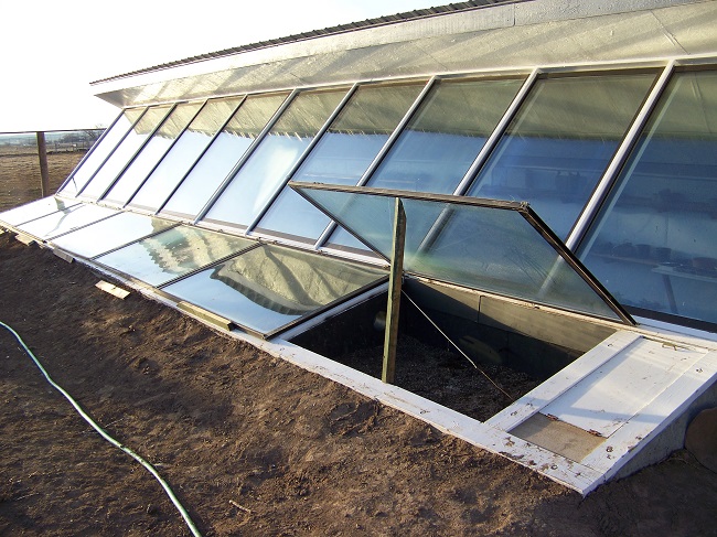 An Inexpensive Diy Underground Greenhouse My Garden And Greenhouse